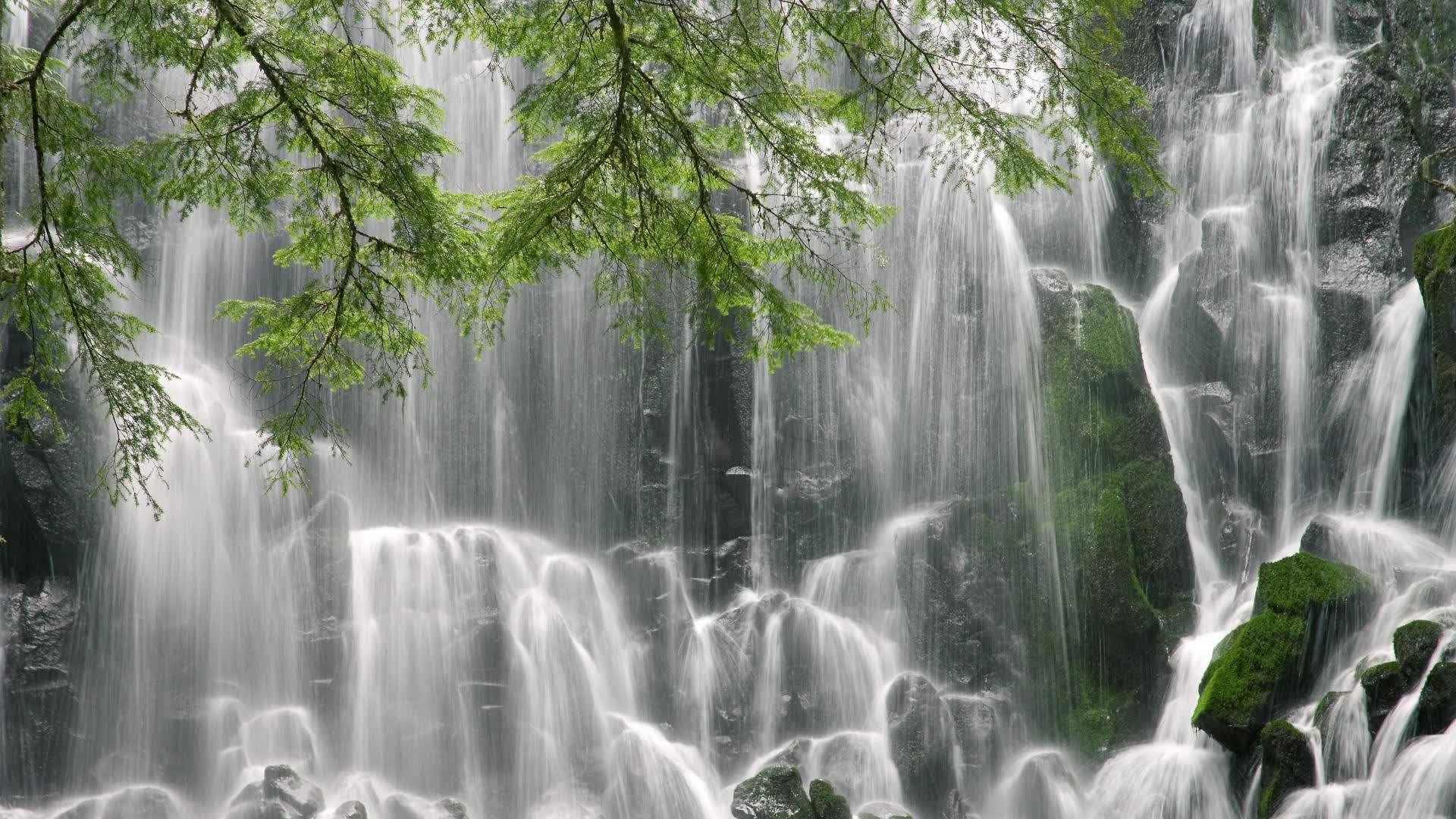 光伏太阳能热水器安装图（光伏太阳能热水器安装图片）